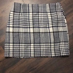 Pretty tweed skirt with gold zipper in the back 💋